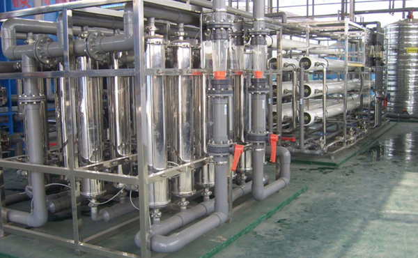       化工行業中的高純水主要應用於電池行溶劑用純水、化學分析、化工材料、產品清洗、物質的分離、濃縮、提純，廢物回收等場合的用水，對於水質要求相對來說不是太高，純水電導率從0.1uS/cm-20uS/cm就基本上能滿足要求。91视频网站在线观看公司可根據客戶對水質的具體要求，采用反滲透，離子交換，EDI等超純水生產工藝的不同組合，生產出即經濟實用，又