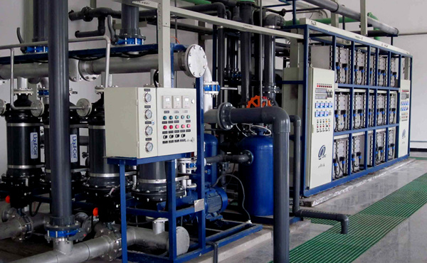 傳統的離子交換係統，去除水中的陰離子和陽離子，但水中仍然存在可溶性的有機物，可以汙染離子交換柱從而降低其功效。現在主要采用反滲透+混床或反滲透+EDI的製取工藝。超91视频香蕉是集於超濾，微濾，吸附，殺菌等技術的設備。可以把自來水轉為超純水的設備。