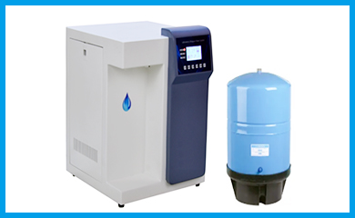 91视频最新网站有著彩色的液晶顯示器和獨有的多行顯示係統，設備操作簡單；設備的主機連接著微電腦控製係統，有著自動檢測修複功能；一機能同時製備取用超純水和純化水，實驗、分析、科研等各類清洗均可滿足；該實驗室超91视频香蕉具有具備開機自檢、缺水保護報警、停電自動複位、純水桶滿水後自動停機、超低壓保護、RO自動衝洗功能....